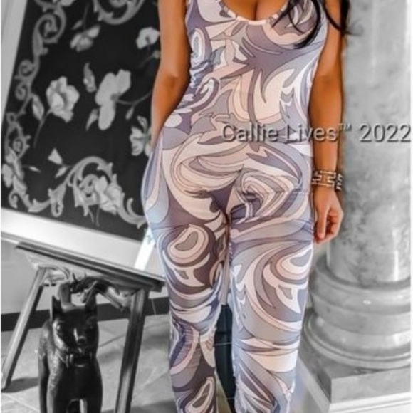 Callie Pucci: Gray & Pink Print Sleeveless Jumpsuit Romper - Picture 3 of 4